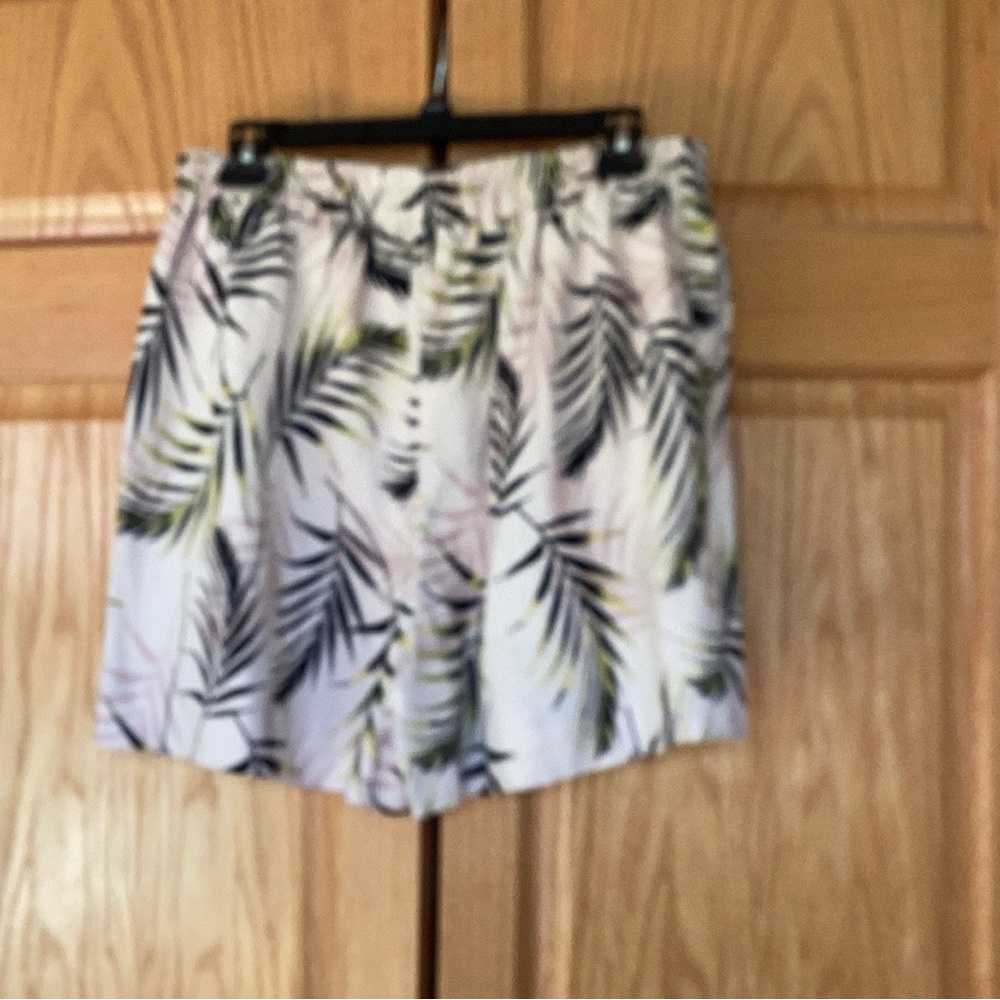 Leaf Print summer Shorts  ladies Med with side pockets